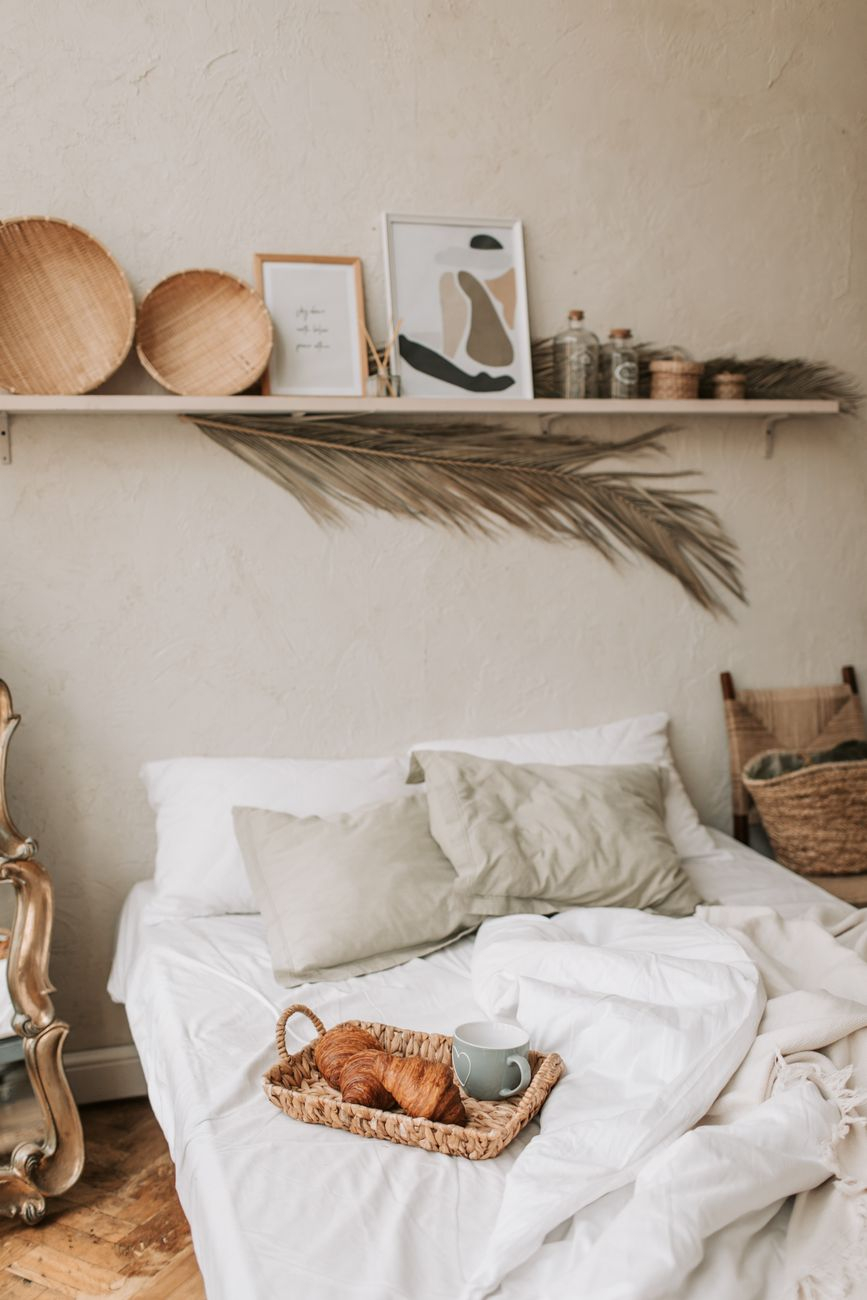 Sypialnia w jesiennym wydaniu – boho, miękkie tkaniny i sztuka na ścianie